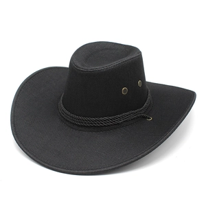 Dettaglio del cappello da cowboy nero con trama intrecciata e occhielli in bronzo