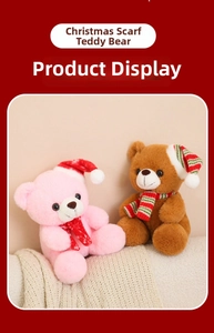 Gros plan d'ours en peluche roses et marrons portant des bonnets et écharpes de Noël