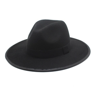 Vue détaillée du chapeau fedora noir en laine avec ruban en satin et calotte classique