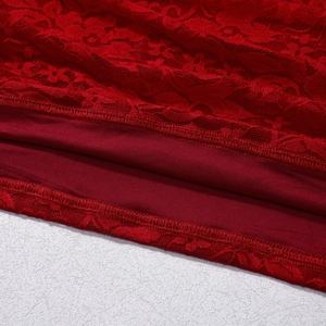 Detail der roten Spitze mit glattem Futter und feinen Nähten am eleganten Kleid