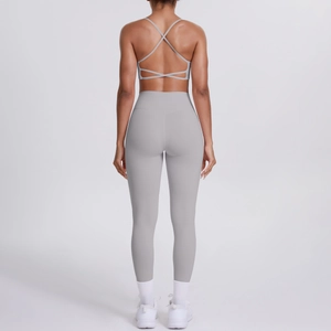Détail de l'ensemble de yoga gris clair avec brassière dos croisé et legging taille haute