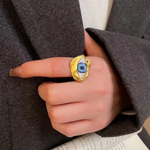 Vintage unregelmäßiger goldener böser blick ring mit blauer pupille für einen retro-look