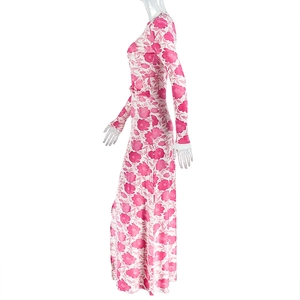 Détail de côté de la robe maxi à fleurs avec taille ajustée et fente latérale
