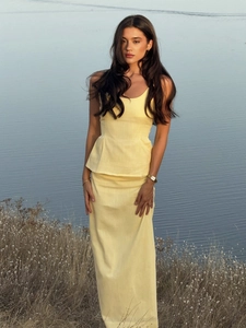 Détail ensemble jaune en lin avec haut cintré et jupe longue sirène style bohème
