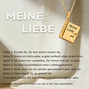 Macro del ciondolo a libro placcato oro 18k con incisione Meine Liebe su sfondo di lino