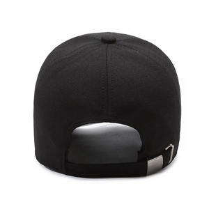 Vista posteriore cappellino baseball nero con fibbia in metallo e tessuto traspirante