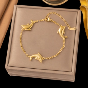 Goldenes Edelstahl-Delfinarmband mit Karabinerverschluss auf einer Schmuckbox