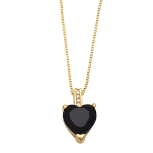 Détail d'un collier en chaîne dorée avec pendentif cœur noir et petits zircons blancs