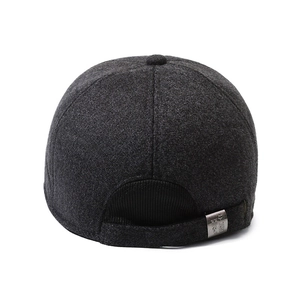 Vue arrière casquette d'hiver thermique pour hommes en laine gris foncé avec logo métal