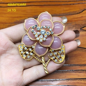 Vintage Brosche mit goldener Blume, rosa Emaille-Blütenblättern und funkelnden Strasssteinen