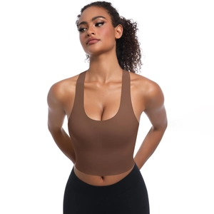 Détail du soutien-gorge de sport marron sans couture avec larges bretelles en tissu extensible