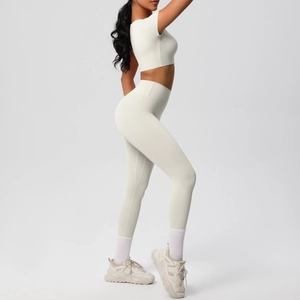 Gros plan sur l'ensemble short fitness et legging yoga taille haute blanc crème sans couture