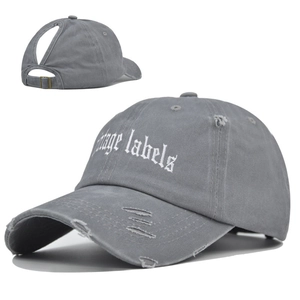 Détail de la casquette grise délavée avec broderie Vintage Labels et ouverture pour queue de cheval