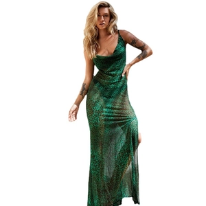 Robe longue léopard verte dos nu avec col en V et bretelles pour un look d'été élégant