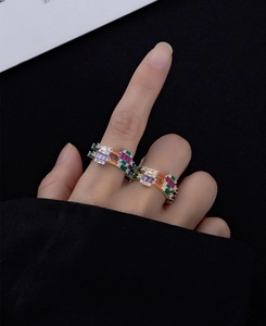 Detail van een brede sterling zilveren ring met kleurrijke rechthoekige edelstenen
