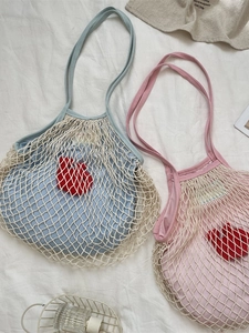 Handgefertigte Netztaschen in Rosa und Blau mit Lippen-Patch für den Strandurlaub