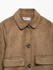 Detail der braunen Jacke in Wildlederoptik mit Reverskragen und schwarzen Knöpfen