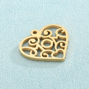 Pendentif cœur en acier inoxydable doré avec motif filigrane et petit anneau de suspension