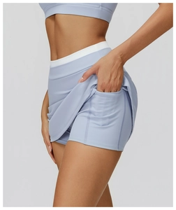 Dettaglio di gonna sportiva a vita alta con pantaloncini interni e tasca laterale