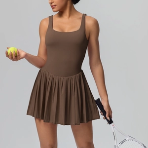 Détail de l'ourlet plissé marron foncé de cette robe de tennis athlétique extensible