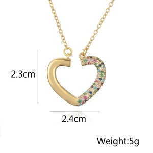 Vue détaillée du pendentif cœur de 2,3x2,4 cm avec finition or et pierres colorées