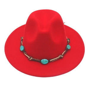 Détail d'un fedora rouge en laine avec perles turquoise et ruban tressé ethnique