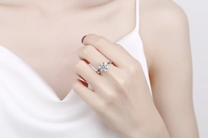 Vista ravvicinata dell'anello in moissanite a petalo con montatura a sei griffe sulla mano