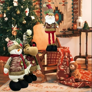 Poupées de Noël comprenant le Père Noël, un renne et un bonhomme de neige en tissu à carreaux