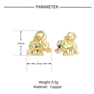 Détails macro des dimensions et du matériau en cuivre doré pour le pendentif éléphant