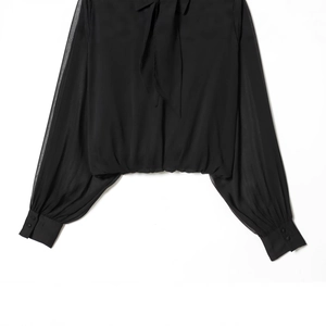 Blusa de gasa negra con elegantes mangas abullonadas y cuello con lazo para mujer