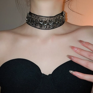 Détail d'un ras-de-cou gothique en dentelle noire avec motifs floraux en strass