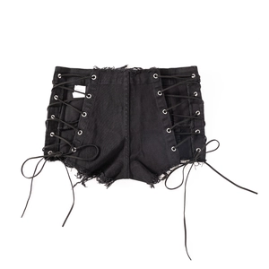 Detailansicht schwarzer Denim-Shorts mit seitlicher Schnürung und ausgefransten Saumkanten