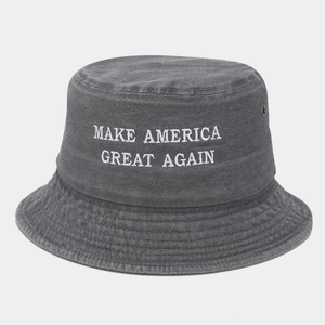 Détail de la broderie MAGA sur un bob vintage en coton délavé gris anthracite avec œillets