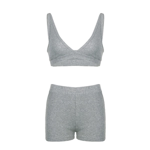 Nahaufnahme der grauen Rippstrick-Textur von V-Ausschnitt Top und High-Waist Shorts Set
