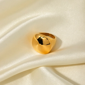 Bague carrée minimaliste en acier inoxydable plaqué or 18k sur tissu de soie beige
