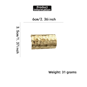 Detail showing the hammered texture and golden metallic finish of the 31g hair accessory