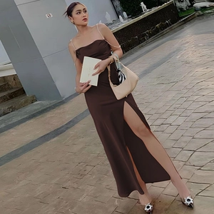 Elegante abito lungo in raso marrone scuro con spacco laterale e schiena scoperta