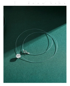 Détail du collier fil de pêche transparent avec pendentif zircone et monture à 6 griffes