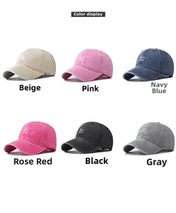 Plusieurs coloris de casquettes en coton délavé avec broderie de chien détaillée