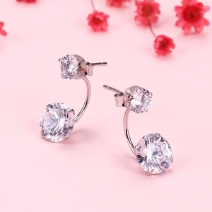Elegantes pendientes de plata S925 con circonitas dobles sobre fondo rosa delicado