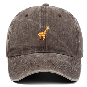 Detailansicht der kaffeebraunen Baseballkappe mit hochwertiger Giraffen-Stickerei