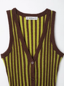 Dettaglio dell'abito in maglia a righe con scollo a V, etichetta e trama del tessuto