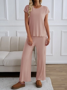 Nahaufnahme der rosa Strick-Loungewear mit geripptem Kurzarm-Oberteil und weiten Hosenbeinen
