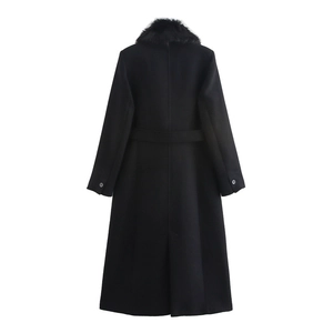 Vue arrière d'un long manteau en laine noir avec col en fourrure et ceinture décorative