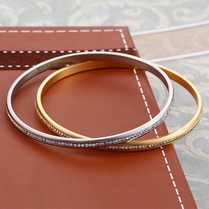 Set di bracciali in acciaio lucido oro e argento con pavé di strass scintillanti
