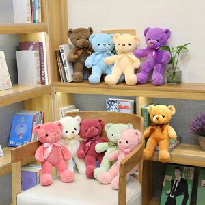 Colección de peluches de ositos de colores en un ambiente hogareño cálido y acogedor