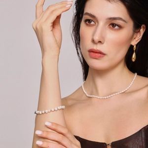 Parure élégante avec perles d'eau douce, boucles d'oreilles goutte d'or et bracelet