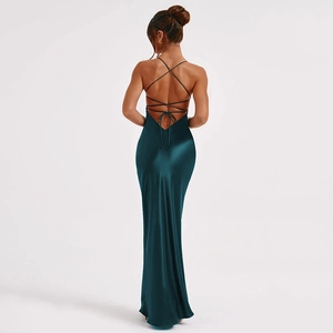 Élégante robe longue en satin dos nu vert foncé avec détails de bretelles croisées