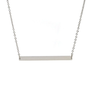 Vue rapprochée d'un pendentif barre rectangulaire en argent sur une chaîne délicate