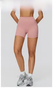 Detail der grapefruit-rosa Yoga-Shorts mit hoher Taille und V-förmiger Rückennaht
